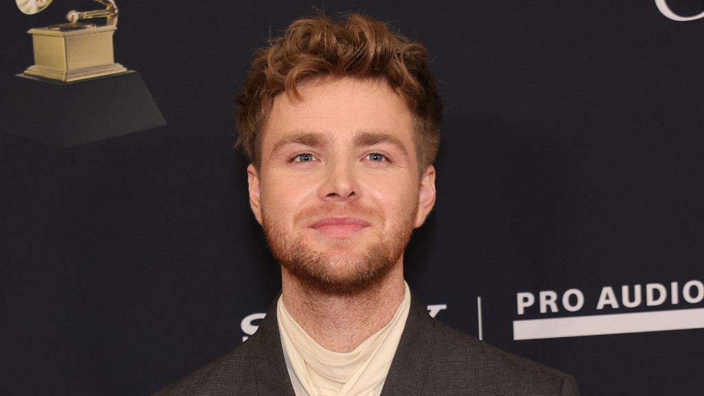 Alex Warren cancels concert at last minute due to illness
