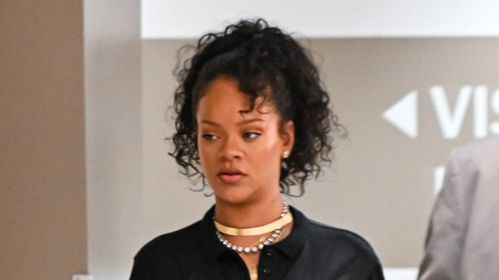 Rihanna shuts down pregnancy rumours
