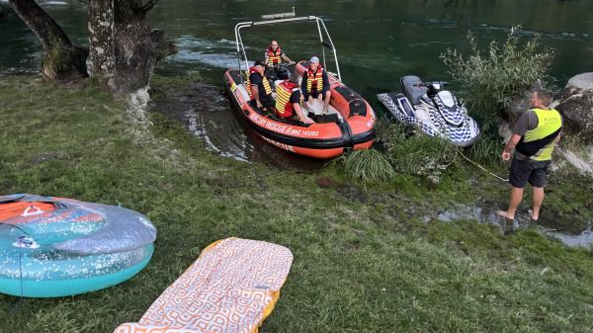 'Don't want any dead heroes' - Seven rescued from Waikato River