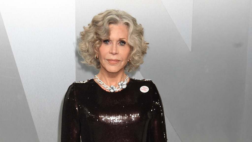 Jane Fonda gets tearful during emotional tribute to Dolly Parton