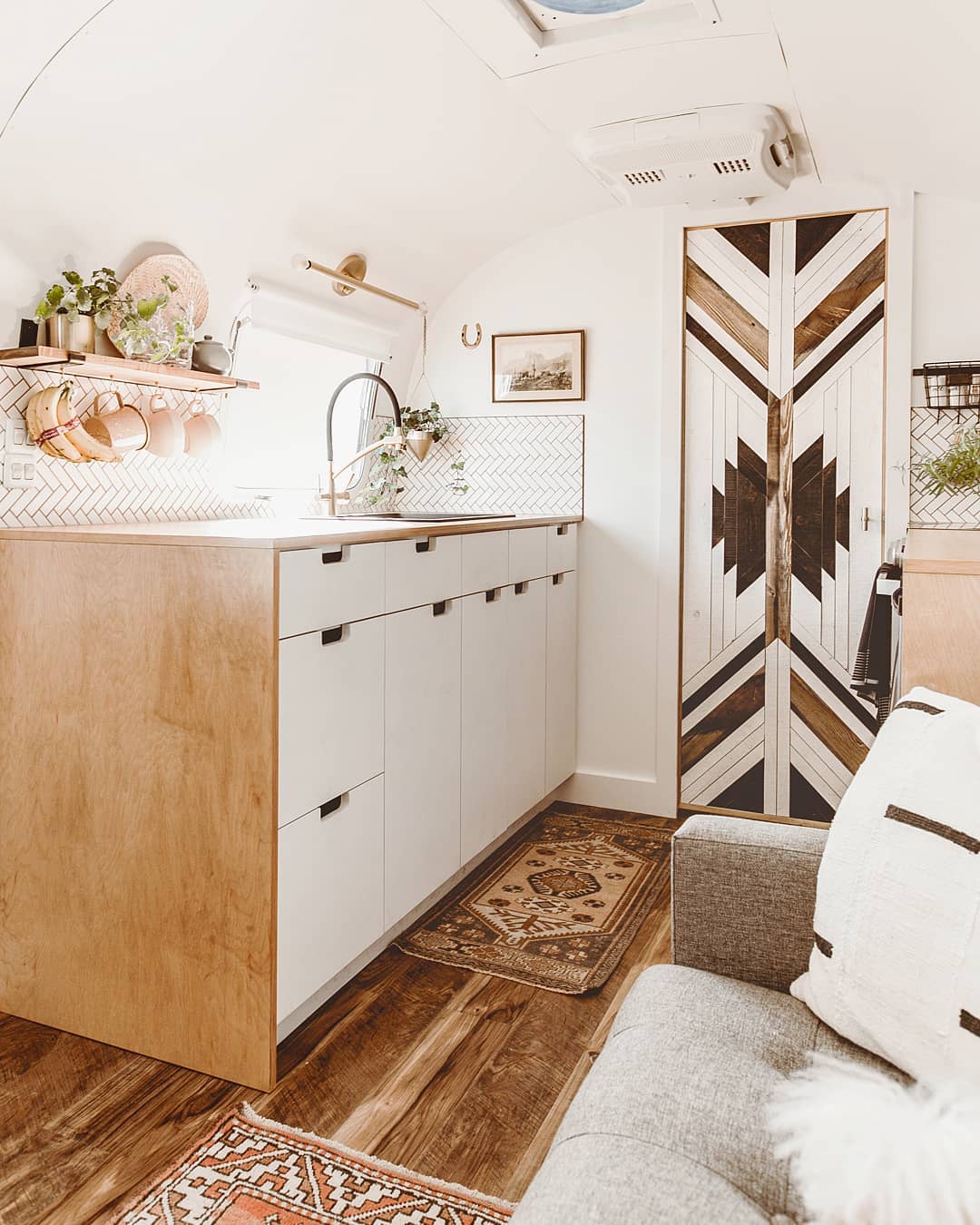 Blog Post 10-Kitchens-With-Vinyl-Plank Image