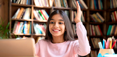 Menina se preparando para a primeira menstruação