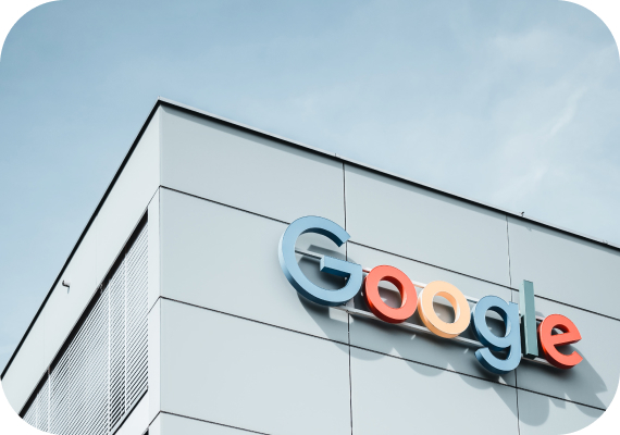 Un bâtiment avec le logo Google
