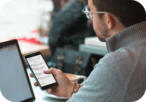 Une personne utilisant un téléphone portable