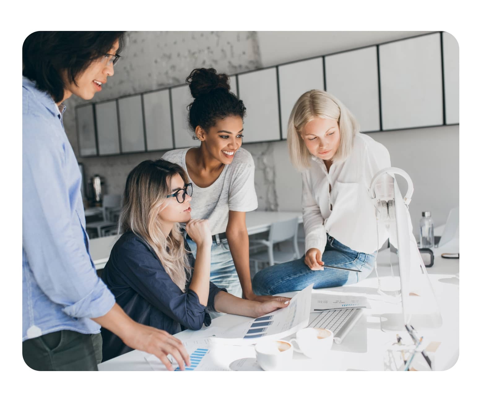 Des collègues féminines travaillant ensemble - Page des partenaires