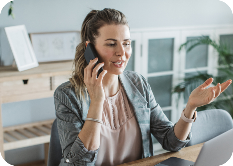 Une femme au téléphone