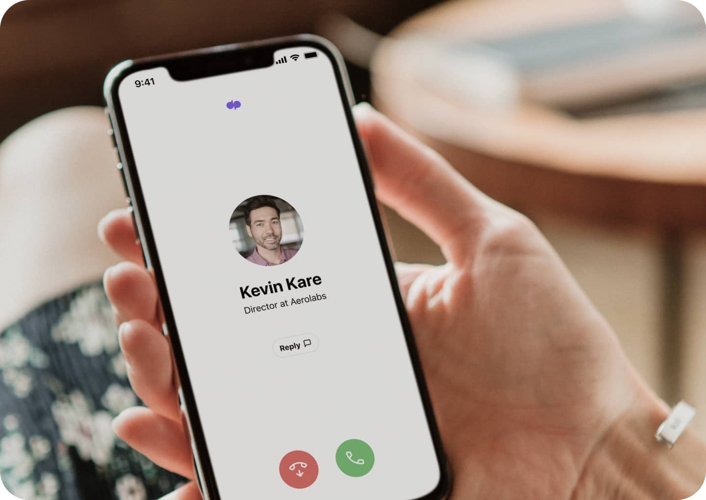 Une personne tenant un appareil mobile