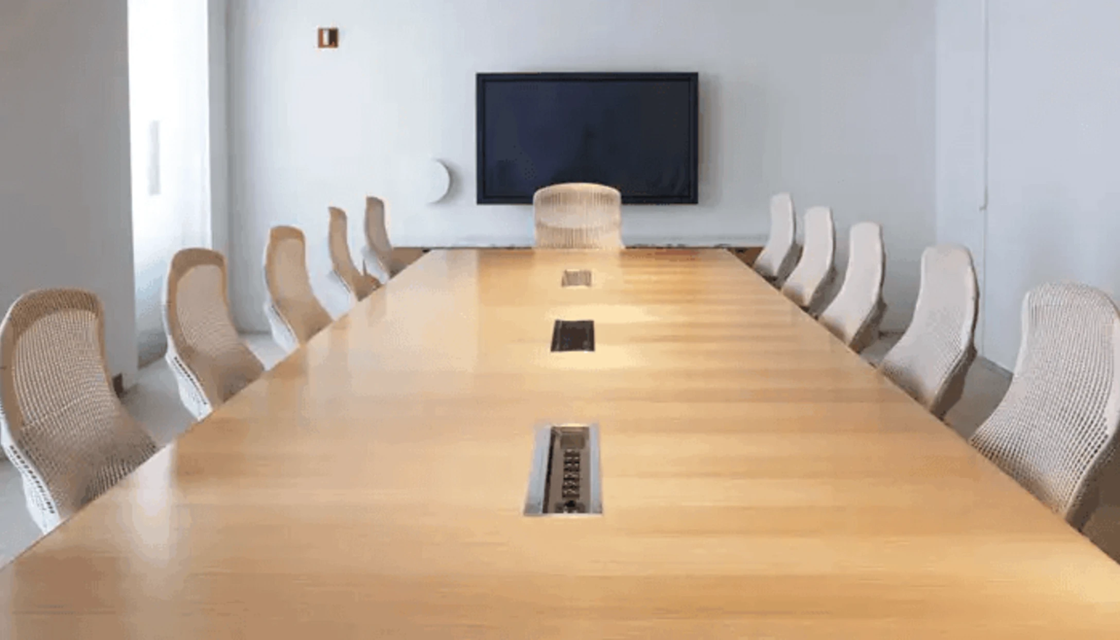 Boardroom design with integrated power solutions for modern conference setup and connectivity