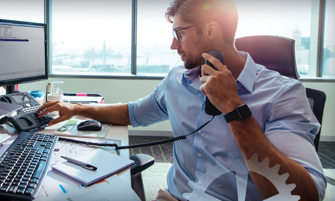 Une personne au téléphone demandant des services juridiques