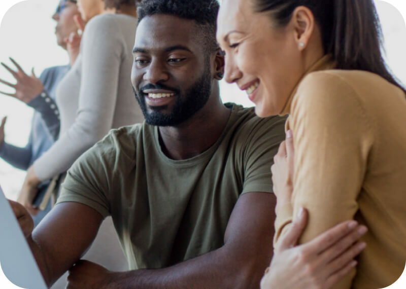 Deux personnes regardant un ordinateur portable