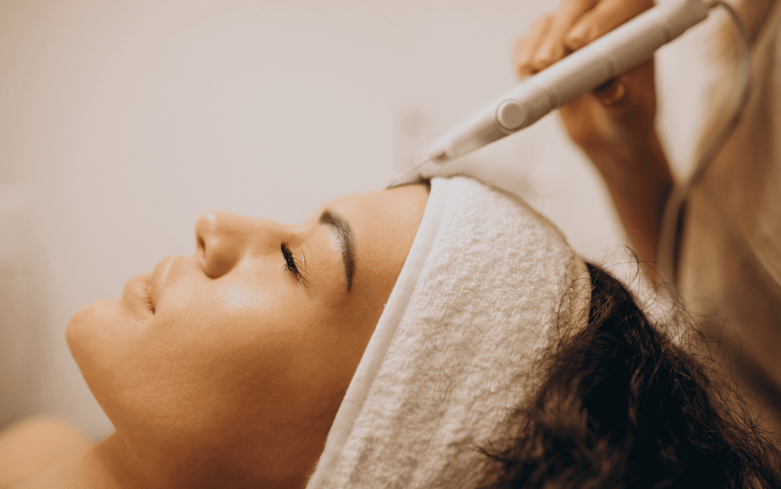 A lady receiving a spa treatment