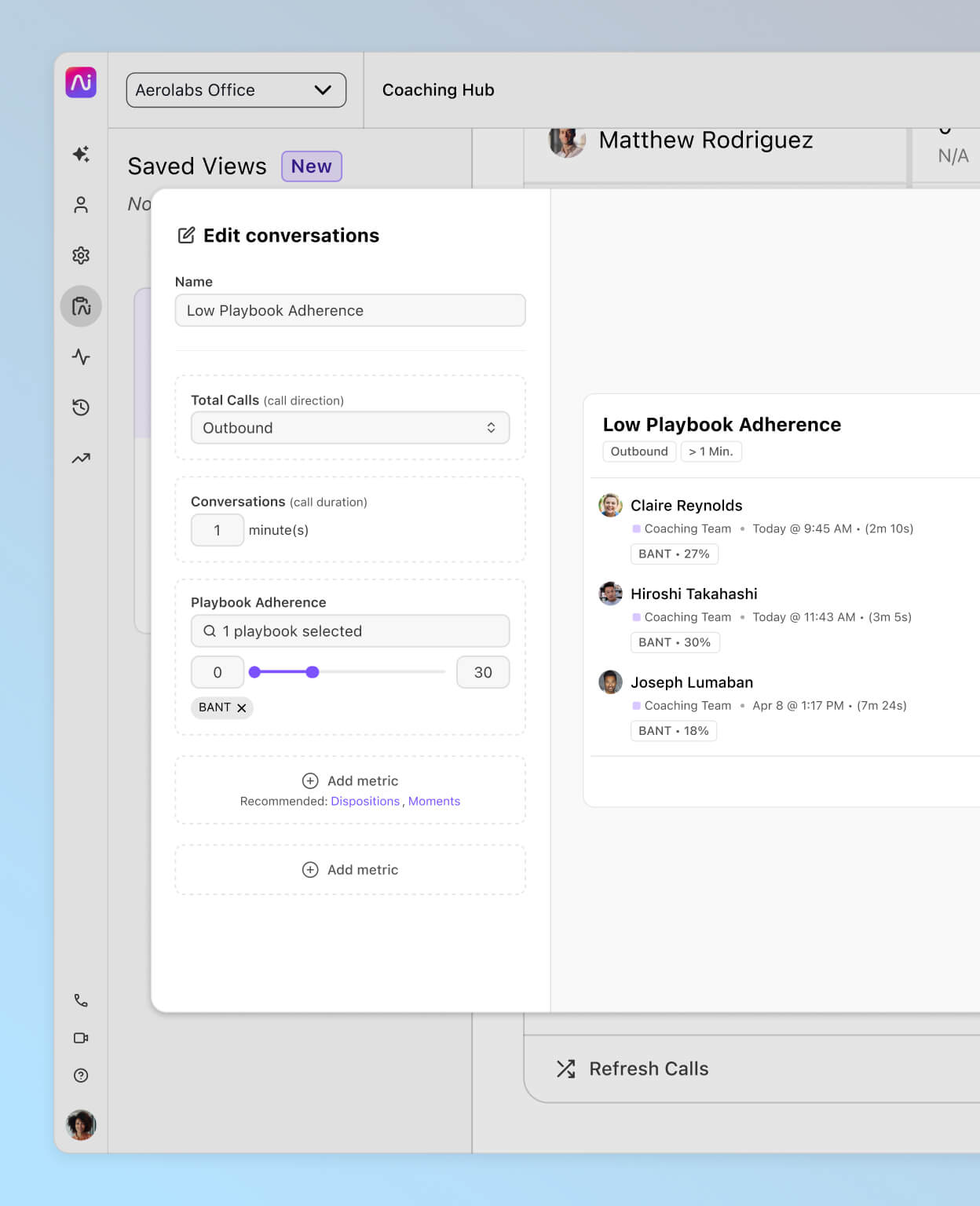 Capture d’écran du tableau de bord du « Faible respect du playbook » pour les appels sortants de plus d'une minute, affichant les scores des utilisateurs et les détails de l’appel