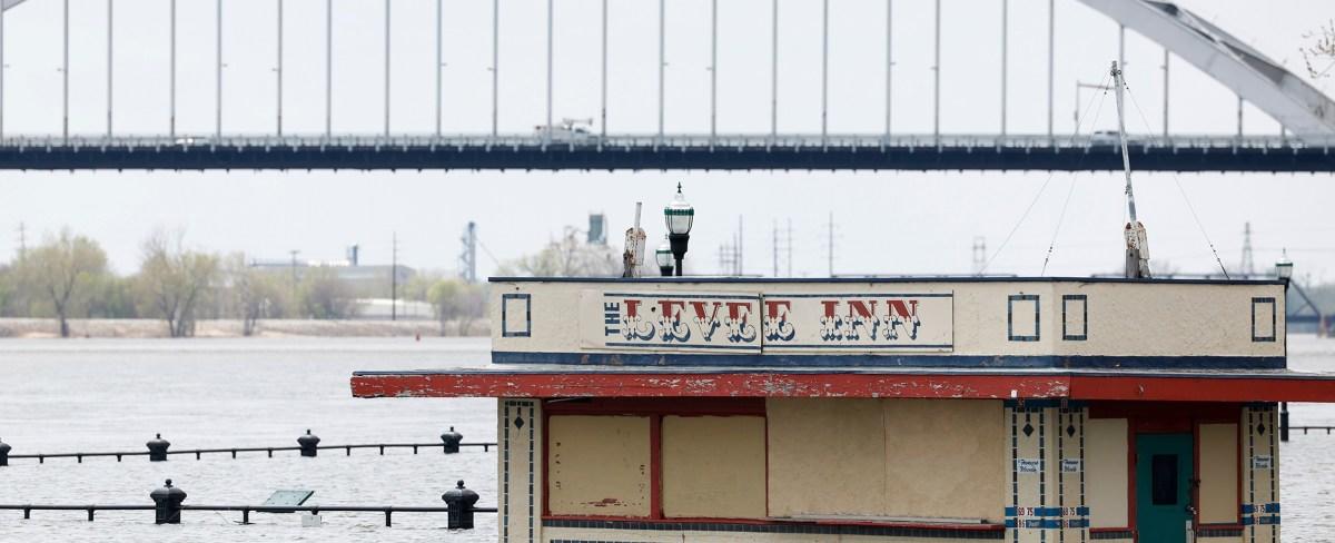 Warmer temperatures, snowmelt raise risk of major floods along Mississippi River