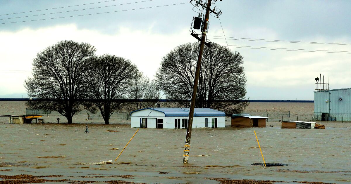 Opinion: Tulare Lake, restored by floods, haunts California yet again