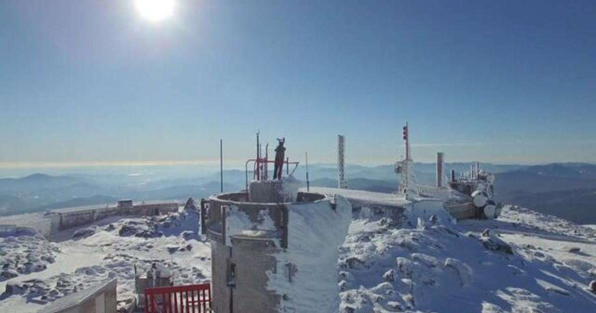 How researchers collect data on Mount Washington in extreme weather