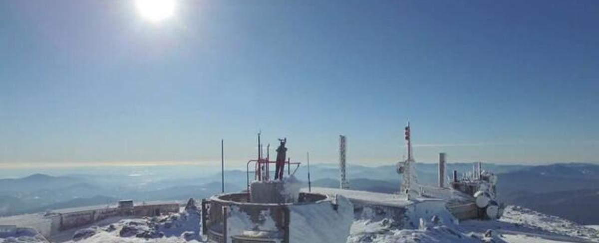 How researchers collect data on Mount Washington in extreme weather