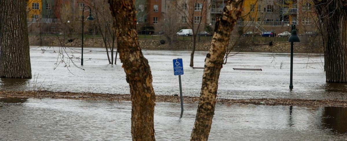 Southeastern Minnesota communities brace for top-five record floods