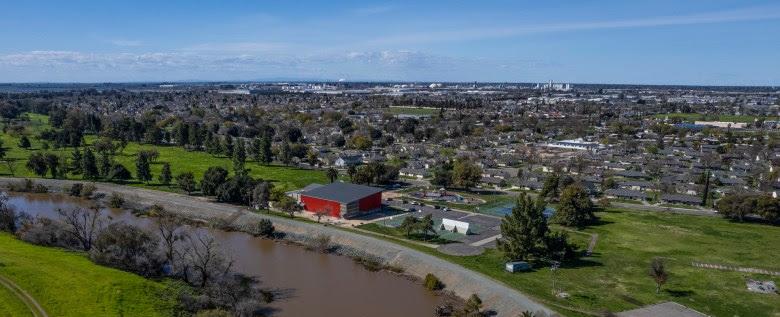 As floods endanger the San Joaquin Valley, Newsom cuts funding for floodplains