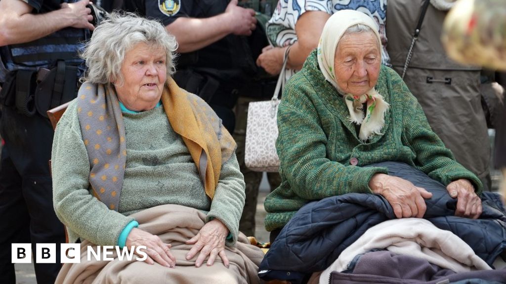 Ukraine dam: The friends who escaped Russian occupation in Kherson floods