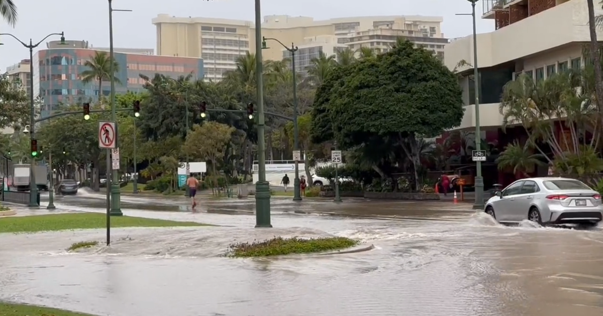 TRAFFIC: Water main break floods Kalakaua Avenue in Waikiki