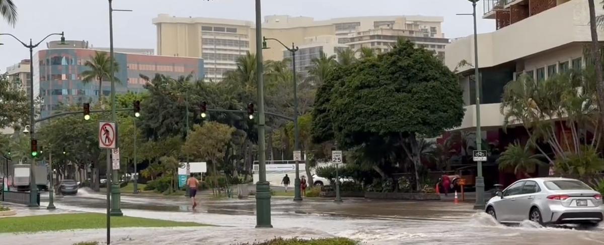 TRAFFIC: Water main break floods Kalakaua Avenue in Waikiki