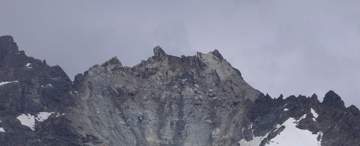 Climate change causes a mountain peak frozen for thousands of years to collapse