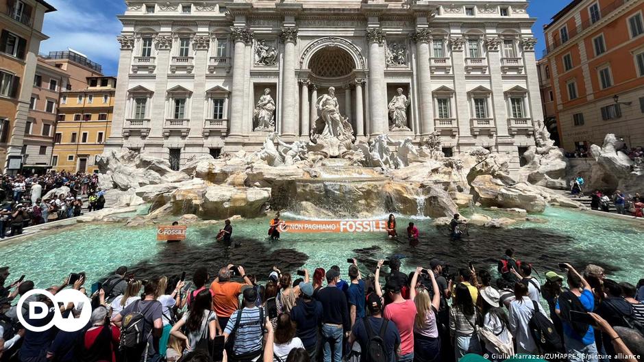 Climate activists blacken Trevi Fountain over Italy floods – DW – 05/21/2023