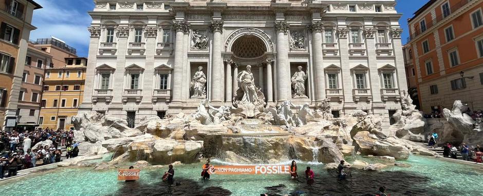 Climate activists blacken Trevi Fountain over Italy floods – DW – 05/21/2023