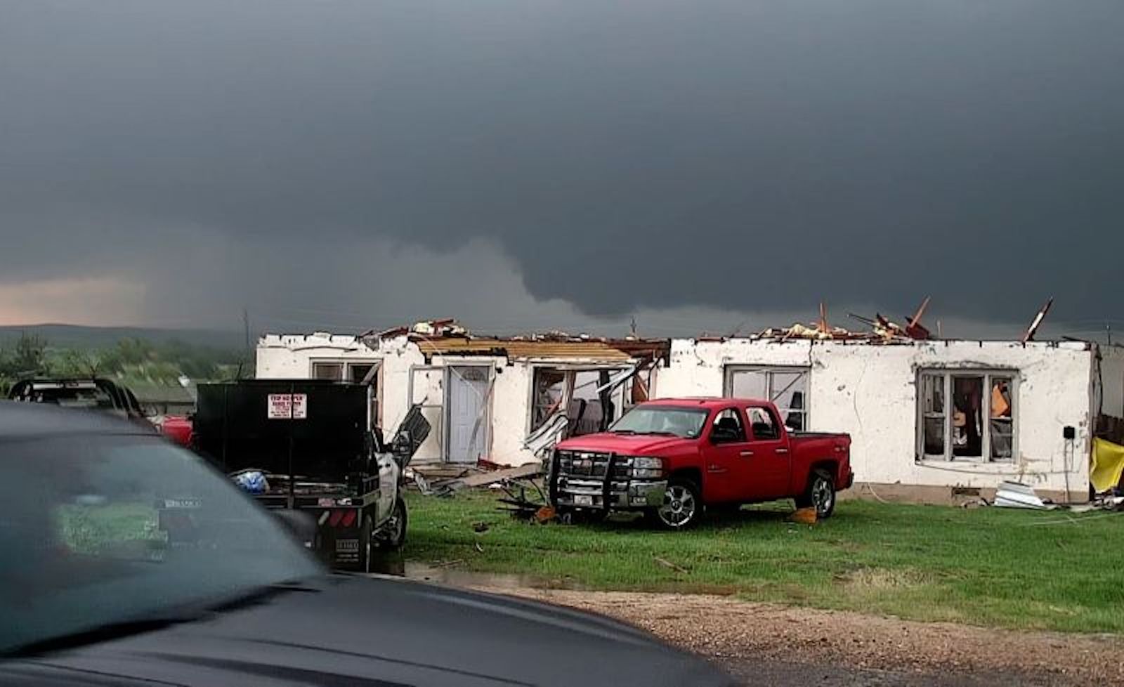 Al menos 3 muertos en Texas tras las fuertes tormentas que provocaron tornados y granizo del tamaño de pelotas de tenis en el centro y oeste de EE.UU.