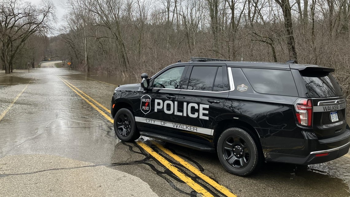 Grand River floods Veterans Memorial Drive