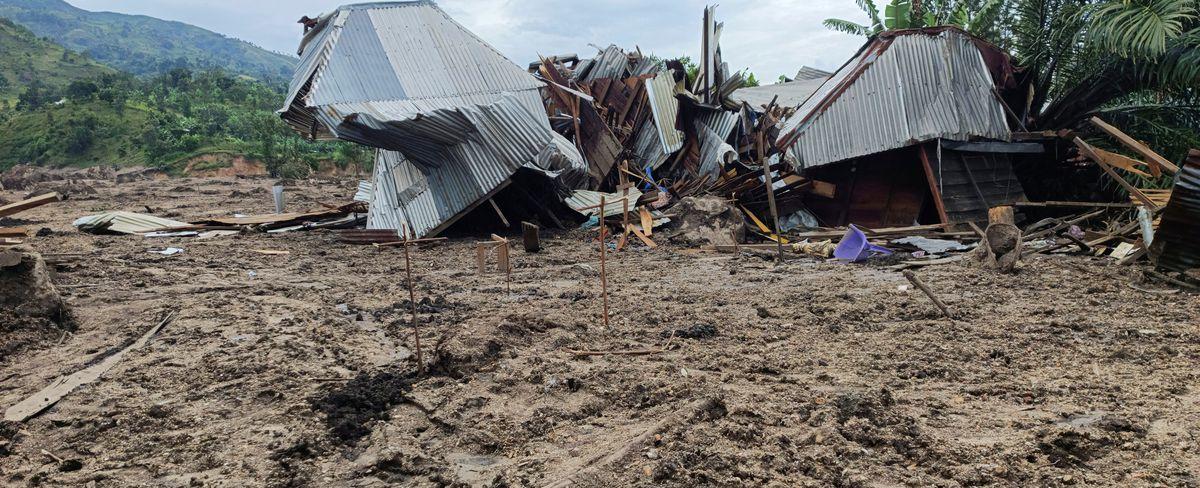 A week after Congo floods, volunteers dig through debris for bodies