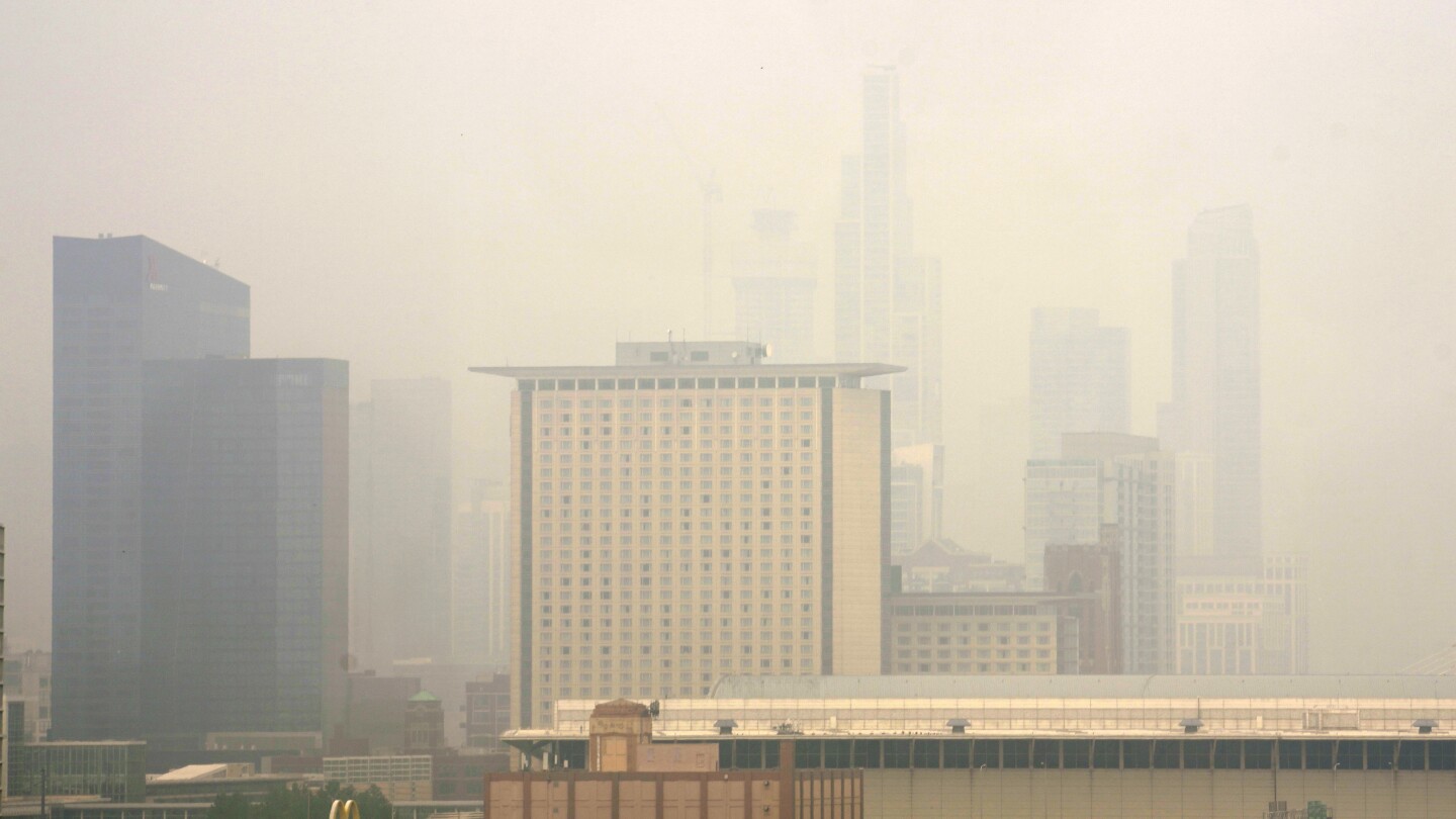 Smoke from Canadian wildfires prompt air quality alerts in Chicago, Detroit
