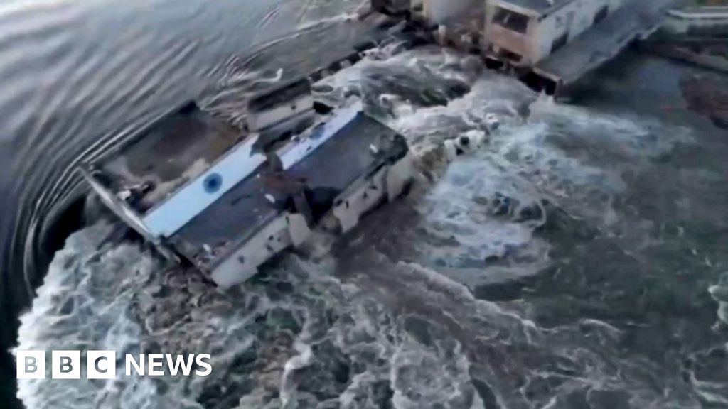 Ukraine dam: Thousands flee floods after dam collapse near Nova Kakhovka