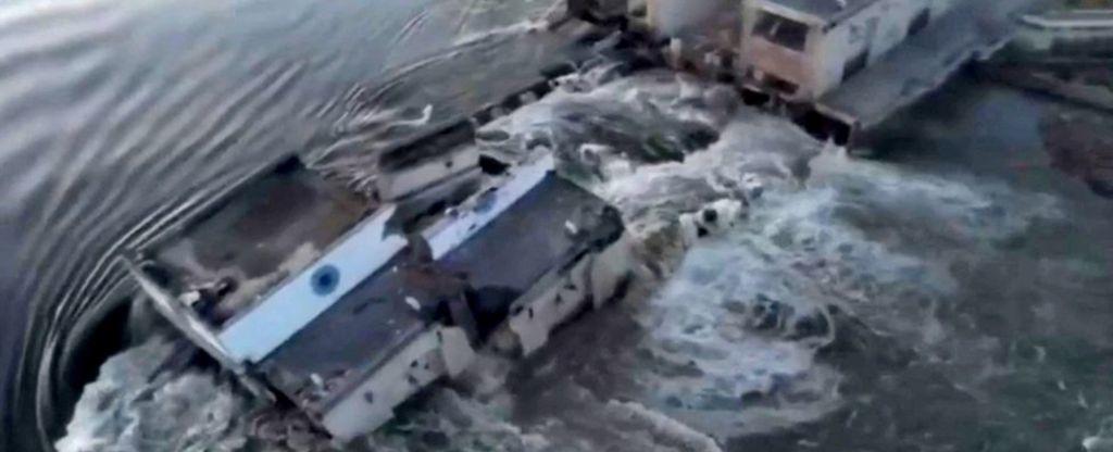 Ukraine dam: Thousands flee floods after dam collapse near Nova Kakhovka