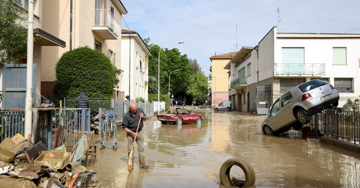 Nine dead in northern Italy floods, Formula One race called off