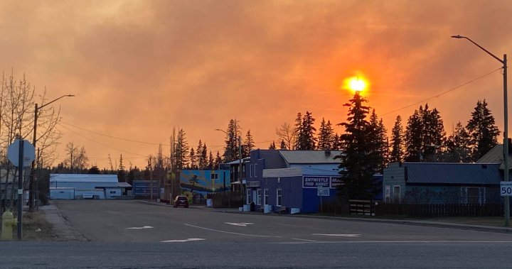 Parkland County wildfires prompts mandatory evacuations of Entwistle, Evansburg | Globalnews.ca