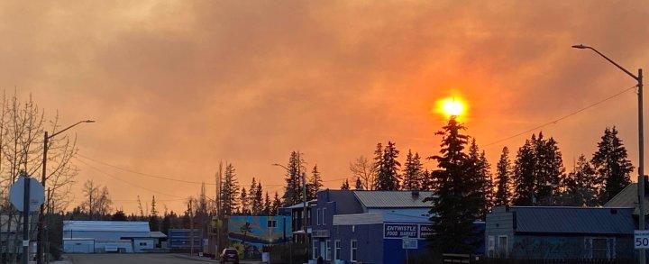 Parkland County wildfires prompts mandatory evacuations of Entwistle, Evansburg | Globalnews.ca