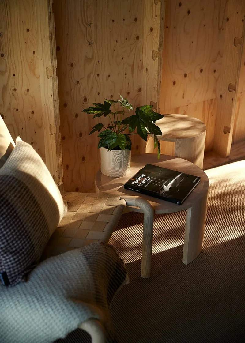hyundai-powered-cabin-interior-lounge-chair-books