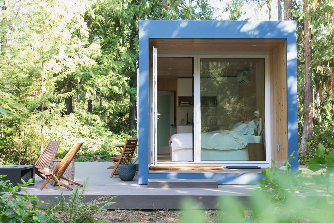 aux-box-vancouver-island-model-240-exterior-deck