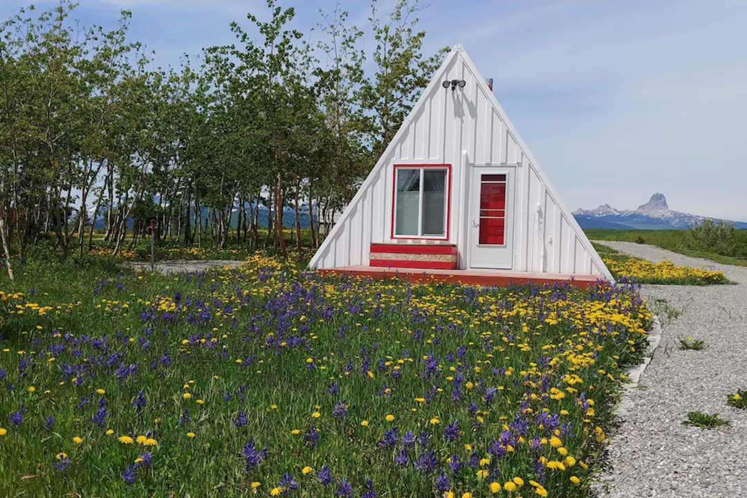 9 Best Rental Cabins Near Glacier National Park Field Mag   Best Glacier National Park Cabin Rentals Hikers Aframe 