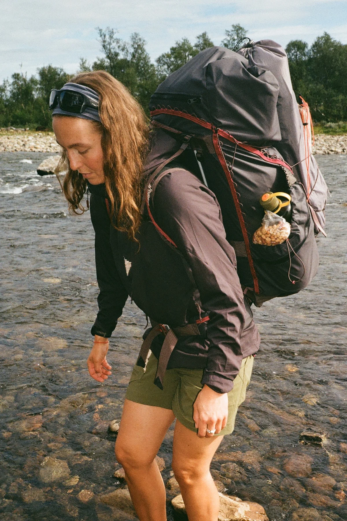 sweden-mountains-emma-and-bea-NEW-carrying-stuff-on-rocks-vertical