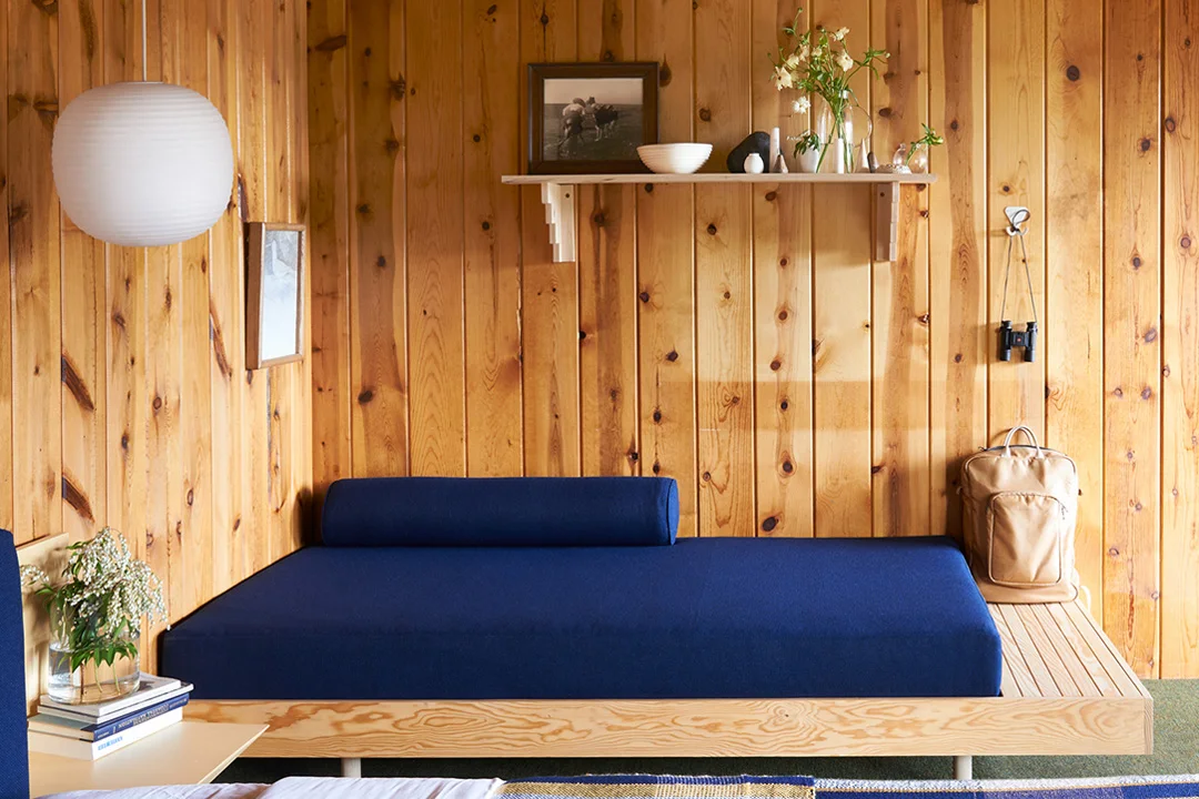 captain-whidbey-inn-washington-lagoon-room-daybed