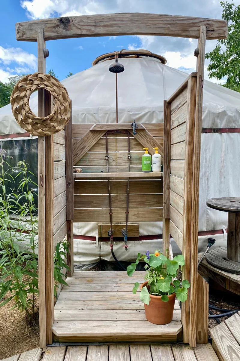 outdoor-showers-vacation-rentals-vermont-yurt