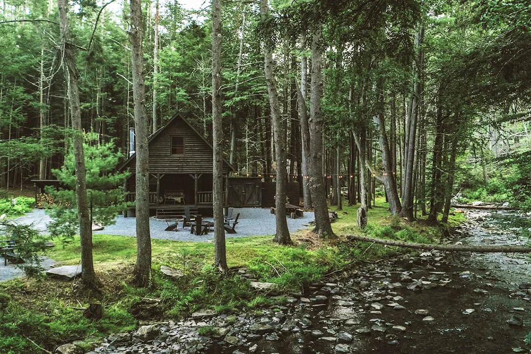 Catskills-Little-River-Log-Cabin-exterior