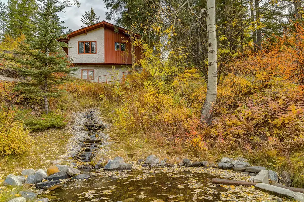 The 10 Best Cabin Rentals in Alberta, Canada for an Outdoorsy Escape