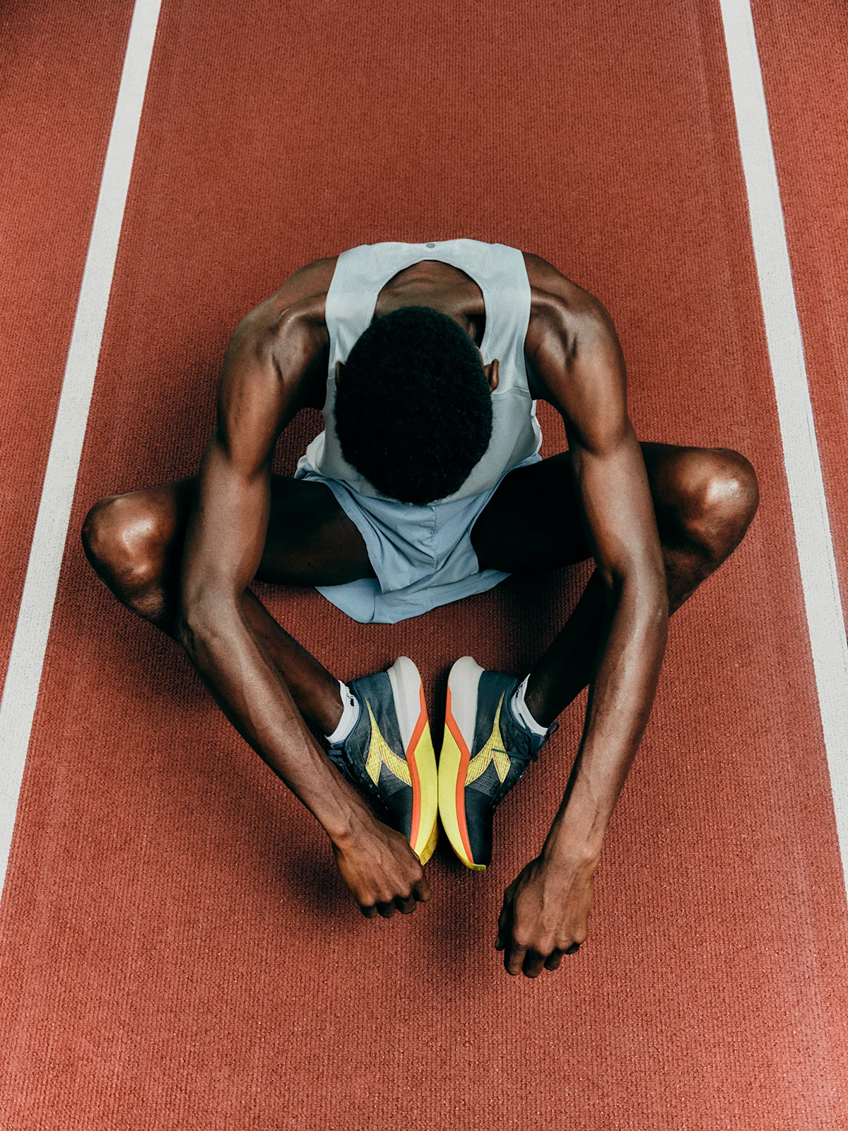 Diadora-Gara-Carbon-runner-sitting