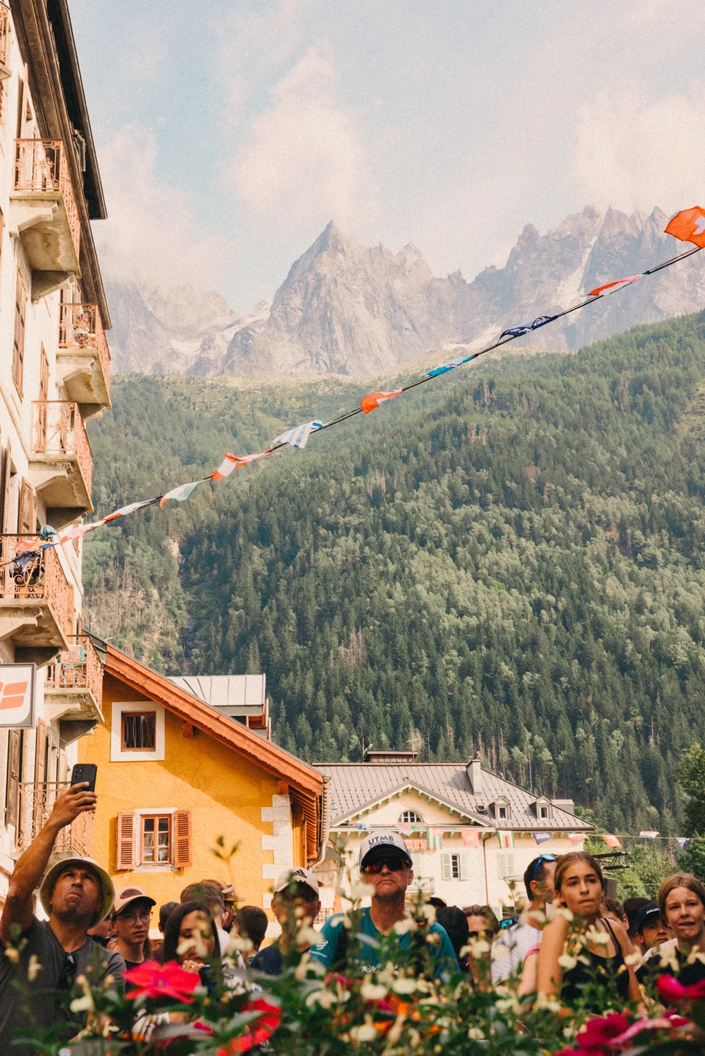 chamonix-hoka-crowd-view