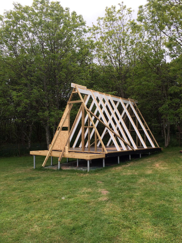 Woodsy Modern Micro-Shelter in Québec with Timeless Triangular