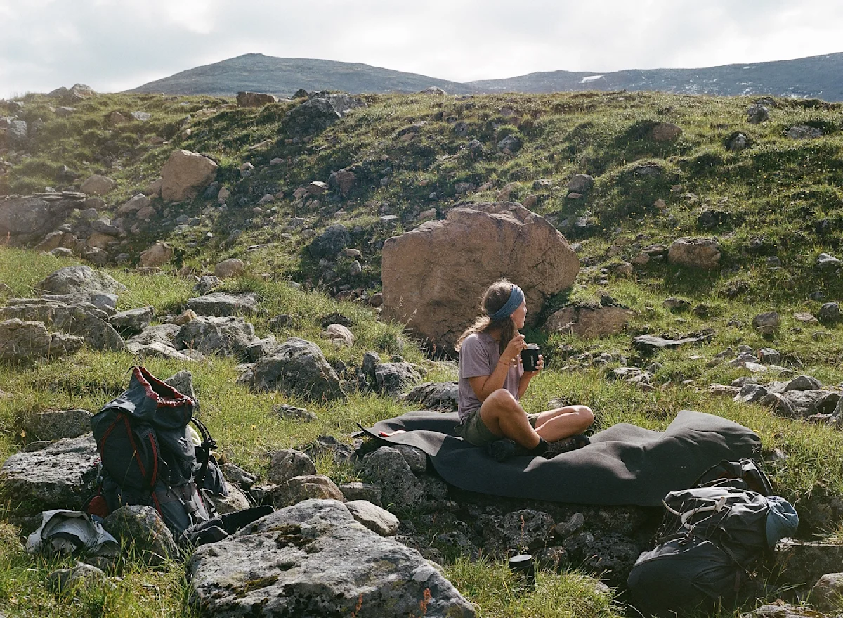 sweden-mountains-emma-and-bea-NEW-drinking-coffee-on-rock