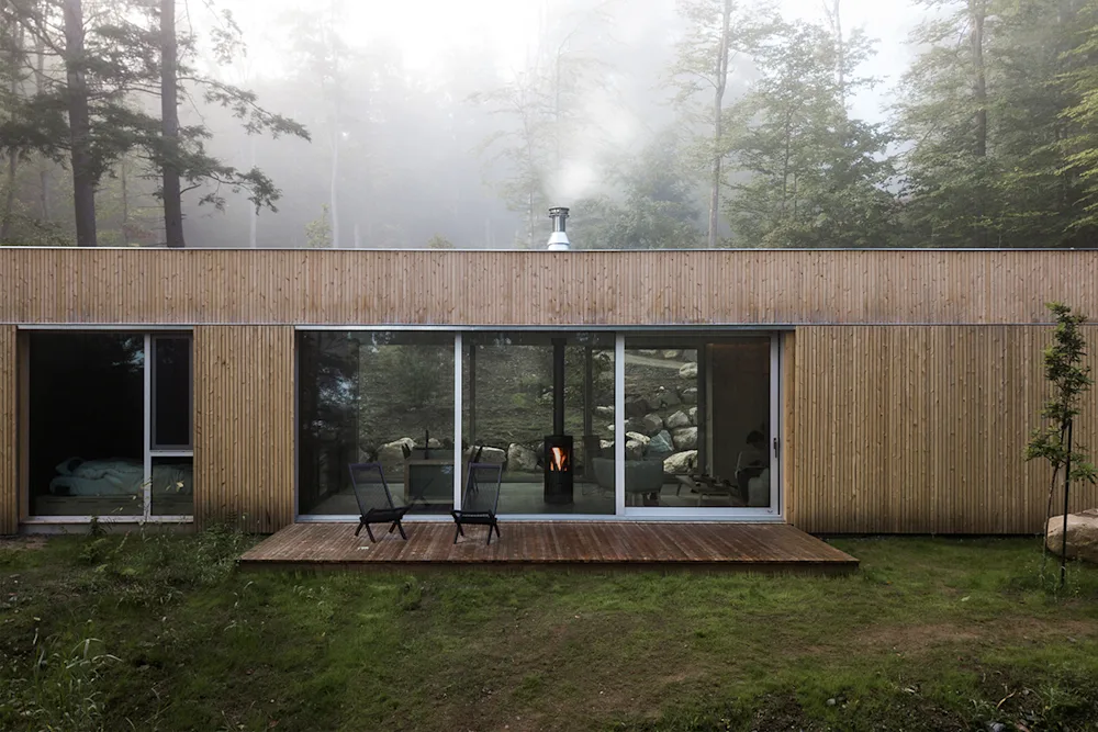 Hinterhouse Is an Eco-Conscious Cabin in the Forest of Quebec